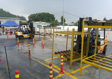 叉車的例行檢查、叉車運行路線是否正確、叉車倒庫不出線/不撞到標桿、指定